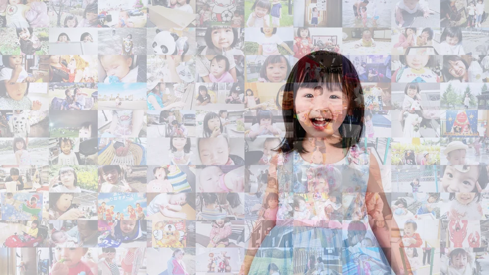 同じ成長写真を100パーツで配置した横長のモザイクアート