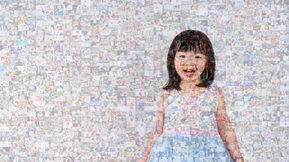 同じ成長写真を1,024パーツで配置した横長のモザイクアート