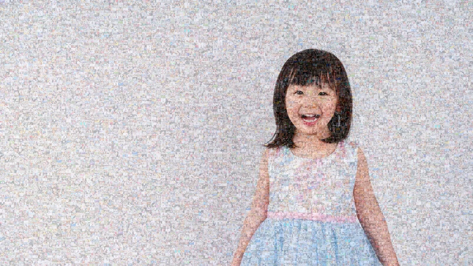 同じ成長写真を10,000パーツで配置した横長のモザイクアート