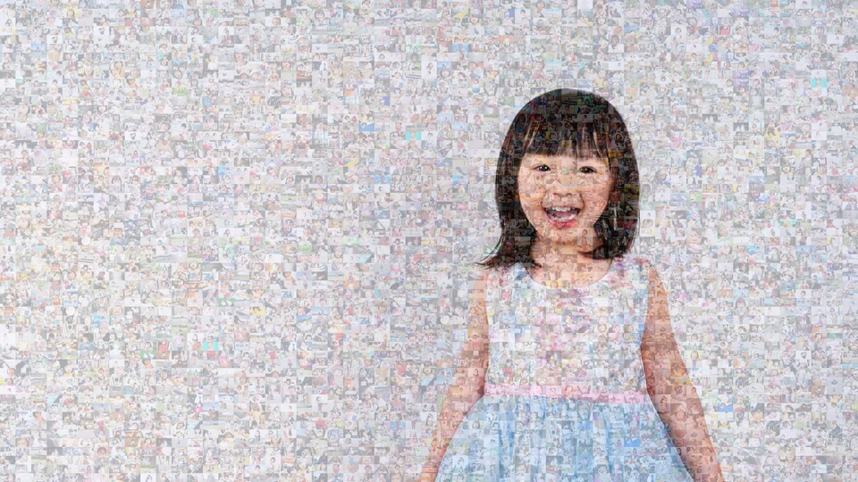 同じ成長写真を3,025パーツで配置した横長のモザイクアート
