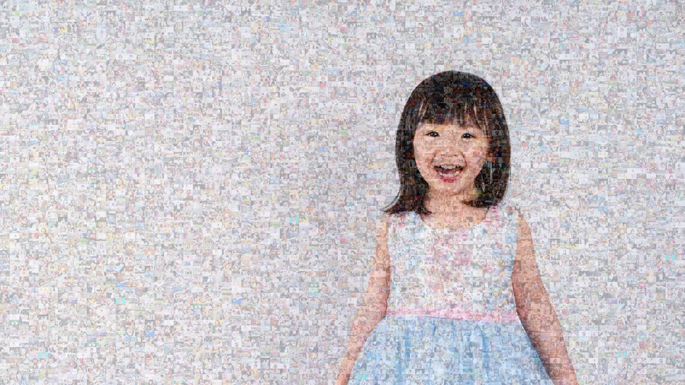同じ成長写真を5,041パーツで配置した横長のモザイクアート